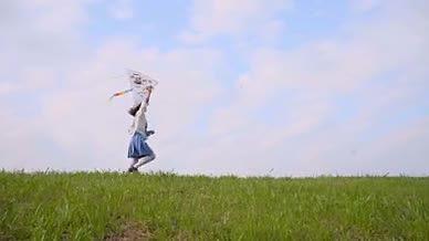 春天户外女孩在草地上放风筝实拍视频视频的预览图